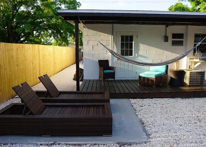 Mi Casa Es Tu Casa, Airport Suites